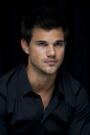 http://www.comedy.co.uk/images/library/people/300/t/taylor_lautner.jpg