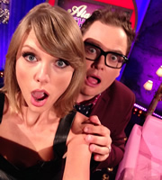Alan Carr: Chatty Man. Image shows from L to R: Taylor Swift, Alan Carr. Copyright: Open Mike Productions. Alan Carr: Chatty Man. Image shows from L to R: Taylor Swift, Alan Carr. Copyright: Open Mike Productions.