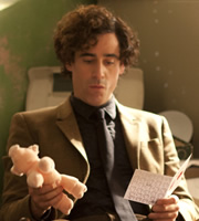 Dirk Gently. Dirk Gently (Stephen Mangan). Copyright: ITV Studios / The Welded Tandem Picture Company. Dirk Gently. Dirk Gently (Stephen Mangan). Copyright: ITV Studios / The Welded Tandem Picture Company.