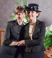 Doll & Em. Image shows from L to R: Doll (Dolly Wells), Em (Emily Mortimer). Copyright: King Bee Productions / Revolution Films. Doll & Em. Image shows from L to R: Doll (Dolly Wells), Em (Emily Mortimer). Copyright: King Bee Productions / Revolution Films.