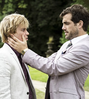 Lovesick. Image shows from L to R: Dylan (Johnny Flynn), Luke (Daniel Ings). Copyright: Clerkenwell Films. Lovesick. Image shows from L to R: Dylan (Johnny Flynn), Luke (Daniel Ings). Copyright: Clerkenwell Films.