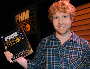 Josh Widdicombe with a weight of 70 kg and a feet size of 11 in favorite outfit & clothing style