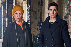 Hitmen. Image shows from L to R: Jamie (Mel Giedroyc), Fran (Sue Perkins). Copyright: Tiger Aspect Productions. Hitmen. Image shows from L to R: Jamie (Mel Giedroyc), Fran (Sue Perkins). Copyright: Tiger Aspect Productions.