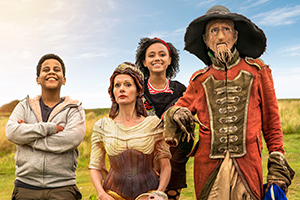 Worzel Gummidge. Image shows from L to R: John (Thierry Wickens), Saucy Nancy (Shirley Henderson), Susan (India Brown), Worzel (Mackenzie Crook). Worzel Gummidge. Image shows from L to R: John (Thierry Wickens), Saucy Nancy (Shirley Henderson), Susan (India Brown), Worzel (Mackenzie Crook).