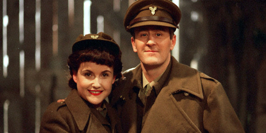 Goodnight Sweetheart. Image shows from L to R: Phoebe Sparrow (Elizabeth Carling), Gary Sparrow (Nicholas Lyndhurst). Copyright: Alomo Productions. Goodnight Sweetheart. Image shows from L to R: Phoebe Sparrow (Elizabeth Carling), Gary Sparrow (Nicholas Lyndhurst). Copyright: Alomo Productions.