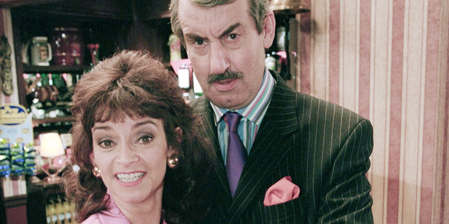 Seulement des imbéciles et des chevaux.  L'image montre de G à D : Marlene (Sue Holderness), Boycie (John Challis).  Droits d'auteur : BBC.