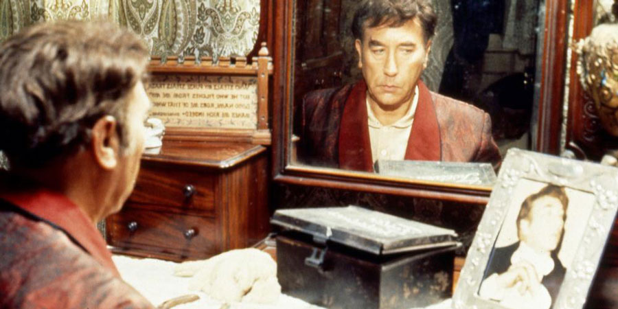 The House In Nightmare Park. Foster Twelvetrees (Frankie Howerd). Copyright: Associated London Films Limited / Extonation Productions Limited. The House In Nightmare Park. Foster Twelvetrees (Frankie Howerd). Copyright: Associated London Films Limited / Extonation Productions Limited.