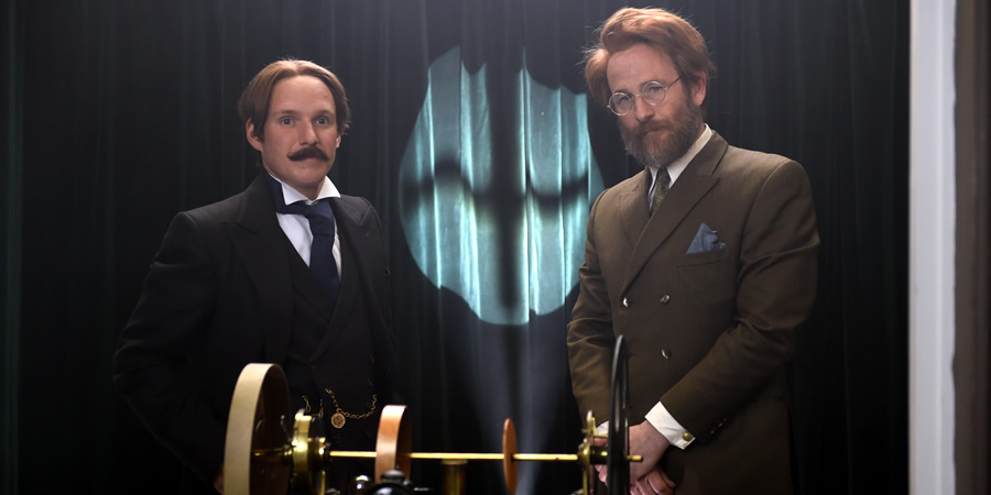 Drunk History. Image shows from L to R: Gordon Selfridge (Jamie Laing), John Logie Baird (Paul Kaye). Copyright: Tiger Aspect Productions. Drunk History. Image shows from L to R: Gordon Selfridge (Jamie Laing), John Logie Baird (Paul Kaye). Copyright: Tiger Aspect Productions.