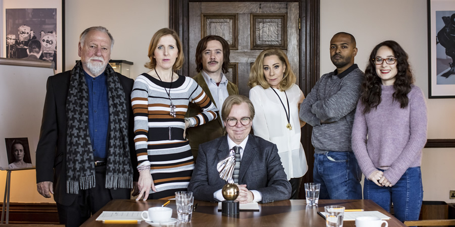Inside No. 9. Image shows from L to R: Rupert Dennis (Kenneth Cranham), June Bright (Fenella Woolgar), Clive Carol (Reece Shearsmith), Giles Grindlay-Orme (Steve Pemberton), Paula (Zoë Wanamaker), Gordon Norris (Noel Clarke), Jackie (Phoebe Sparrow). Copyright: BBC. Inside No. 9. Image shows from L to R: Rupert Dennis (Kenneth Cranham), June Bright (Fenella Woolgar), Clive Carol (Reece Shearsmith), Giles Grindlay-Orme (Steve Pemberton), Paula (Zoë Wanamaker), Gordon Norris (Noel Clarke), Jackie (Phoebe Sparrow). Copyright: BBC.