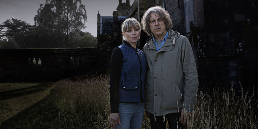Jonathan Creek. Image shows from L to R: Polly Creek (Sarah Alexander), Jonathan Creek (Alan Davies). Copyright: BBC. Jonathan Creek. Image shows from L to R: Polly Creek (Sarah Alexander), Jonathan Creek (Alan Davies). Copyright: BBC.