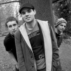 One Threw Up in the Cuckoo's Nest - Free. Image shows from L to R: Larry Dean, Ric Wharton, Chris Munro. Copyright: Pozzitive Productions. One Threw Up in the Cuckoo's Nest - Free. Image shows from L to R: Larry Dean, Ric Wharton, Chris Munro. Copyright: Pozzitive Productions.