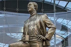 Alan Partridge statue erected in Norwich