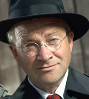 Dirk Gently's Holistic Detective Agency. Dirk Gently (Harry Enfield). Copyright: Above The Title Productions. Dirk Gently's Holistic Detective Agency. Dirk Gently (Harry Enfield). Copyright: Above The Title Productions.