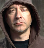 Dirk Gently's Holistic Detective Agency. The Electric Monk (Toby Longworth). Copyright: Above The Title Productions. Dirk Gently's Holistic Detective Agency. The Electric Monk (Toby Longworth). Copyright: Above The Title Productions.