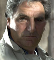 Dirk Gently's Holistic Detective Agency. Detective Sergeant Gilks (Jim Carter). Copyright: Above The Title Productions. Dirk Gently's Holistic Detective Agency. Detective Sergeant Gilks (Jim Carter). Copyright: Above The Title Productions.