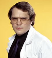 Garth Marenghi's Darkplace. Garth Marenghi / Dr. Rick Dagless M.D. (Matthew Holness). Copyright: Avalon Television. Garth Marenghi's Darkplace. Garth Marenghi / Dr. Rick Dagless M.D. (Matthew Holness). Copyright: Avalon Television.