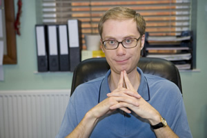 Extras. Darren Lamb (Stephen Merchant). Copyright: BBC. Extras. Darren Lamb (Stephen Merchant). Copyright: BBC.